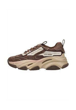 Masywny brązowo-beżowy sneaker z panelami z siateczki i zamszu, grubą podeszwą, sznurowaniem i logiem "Steve Madden" z boku.