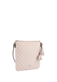 Borsa a tracolla in pelle beige con motivo a foglie ripetuto, chiusura con zip e doppi dettagli a frange. Presenta una tracolla removibile.