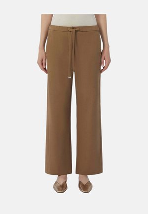 Bruine wijde broek met een koordsluiting in de taille, gedragen met metallic gouden puntige platte schoenen, getoond van taille tot voeten.