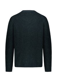 Donkergroene trui gemaakt van gestructureerde stof. Heeft een ronde hals en geribbelde manchetten. Achteraanzicht toont een losse pasvorm en minimalistische details.