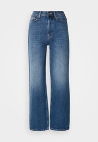 Jeans de mezclilla azul de tiro alto, de pierna ancha, con un lavado degradado, costuras de cobre, cierre de botón en la parte delantera y cinco bolsillos.