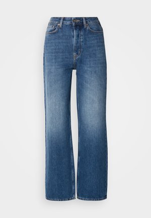 Jeans in denim blu a vita alta e gamba larga con una sfumatura gradiente, cuciture in rame, chiusura frontale con bottone e cinque tasche.