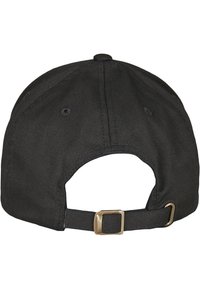 Sort baseballkasket med en struktureret krone, justerbar rem bagpå og ventilationshuller. Stoffet har en glat tekstur.