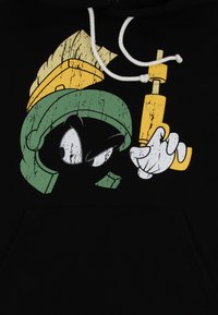 Felpa nera con cappuccio che presenta un personaggio dei cartoni con un casco verde, dettagli gialli e un design a texture cretosa, mentre tiene un'arma gialla.