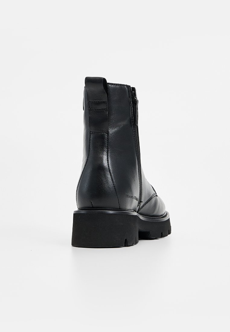Zwarte leren enkellaars met een gladde afwerking, ritsluiting en robuuste zool. Heeft een lage, stevige hak en een afgerond teendesign.