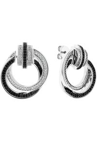 Orecchini circolari color argento con strati di pietre strass nere e trasparenti, caratterizzati da un design attorcigliato. Accenti testurizzati aumentano la profondità visiva.