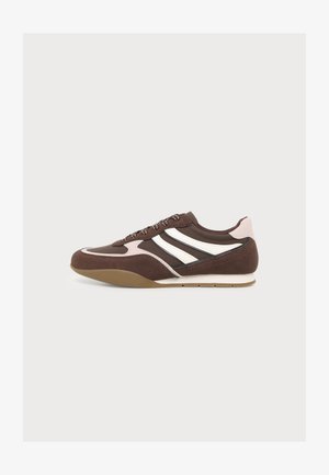 Brązowo-różowy sneaker z białymi paskami, płaską podeszwą i sznurowaniem, pokazany z profilu na jednolitym jasnym tle.