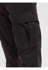 Schwarze Cargo-Hose aus einem Baumwollmischgewebe, mit Seitentaschen, plissierten Details und einem geraden Bein.