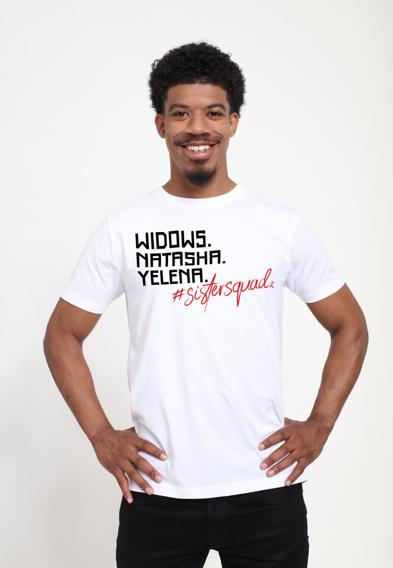 Hvid bomulds T-shirt med sort og rød tekst: "ENKER. NATASHA. YELENA. #søsterskabet." Korte ærmer og crew neck design.