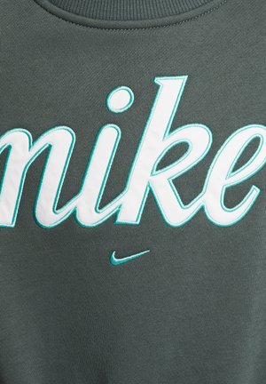 Mörkgrå sweatshirt med stor vit "nike"-text broderad i teal, med en liten Nike-logo i teal under texten. Mjuk tygtextur.