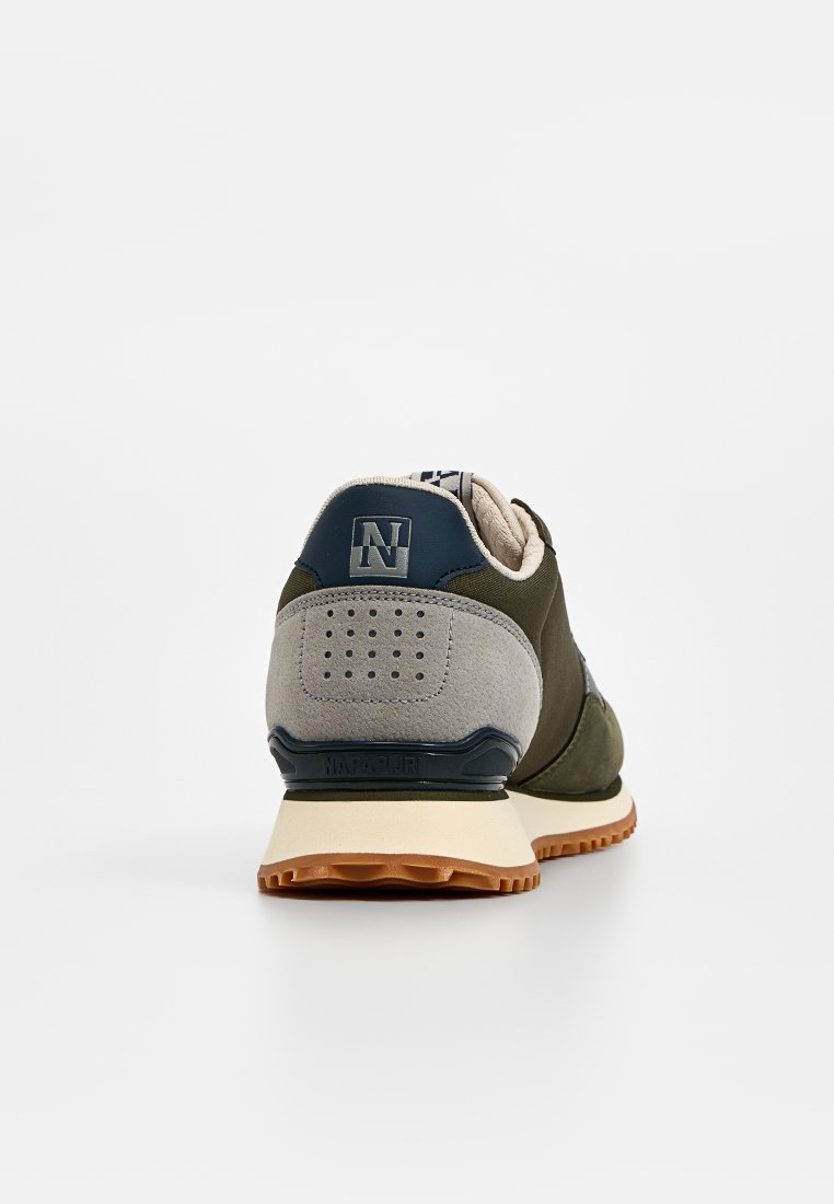 Herren Sneaker mit Obermaterial aus grünem Stoff, grauen Wildleder-Akzenten, navyfarbener Fersenkappe und einer strukturierten Gummisohle mit Logo.