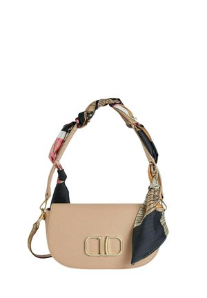 Borsa a tracolla beige con una forma curva, caratterizzata da un cinturino decorativo a sciarpa e hardware dorato sul davanti. Texture liscia.