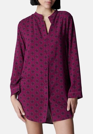Abito camicia magenta a maniche lunghe con colletto alla cinese e motivi floreali, dotato di chiusura con bottoni e spacchi laterali per un facile movimento.