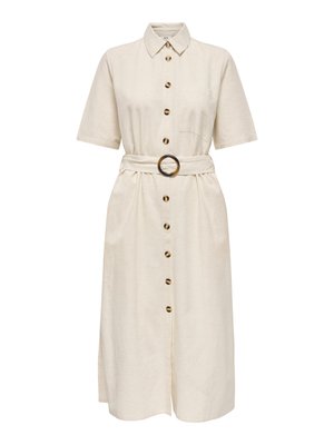Robe chemise mi-longue beige à manches courtes, boutons en écaille, col, poche poitrine unique, et ceinture assortie avec boucle circulaire.
