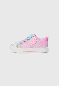 Lave sneakers med glitrende sølv- og rosa gradientdesign, skjellakenter, naglede tå og lavendel-lisser. Lett gummisåle.