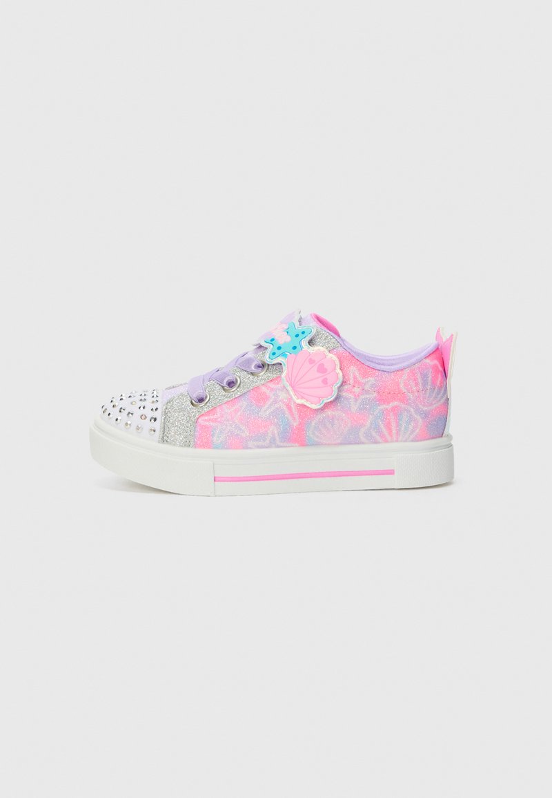 Lave sneakers med glitrende sølv- og rosa gradientdesign, skjellakenter, naglede tå og lavendel-lisser. Lett gummisåle.