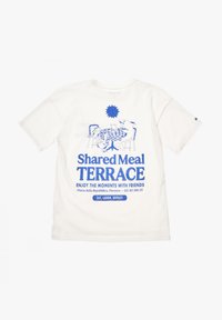 T-shirt en coton blanc avec un design graphique bleu représentant une scène de repas avec le texte "Terrasse de repas partagé" et des détails en dessous. Manches courtes.
