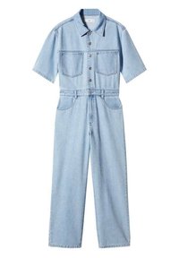 Combinaison en denim bleu clair avec manches courtes, fermeture à boutons à l'avant, deux poches sur la poitrine, taille élastique et coupe droite.