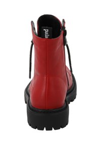 Rode leren enkellaars met een ronde neus, gestructureerd oppervlak, zwarte rubberen zool en vetersluiting aan de achterkant.