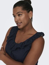 Top sans manches bleu marine avec une finition en dentelle froncée le long de l'encolure, présentant une texture de tissu lisse et un design décontracté.