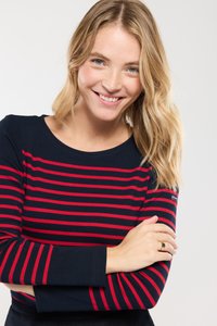 Marine langærmet top med horisontale røde striber. Rund halsudskæring, blødt stof og tætsiddende design. Glat tekstur med ribbede manchetter.