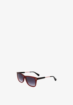 Occhiali da sole rossi e neri con lenti quadrate sfumate e sottili aste in metallo rosso su sfondo bianco.