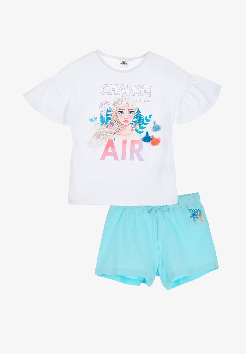 T-shirt en coton blanc avec des manches courtes à volants, présentant un graphique coloré et un texte, associé à un short bleu clair avec une taille élastique.