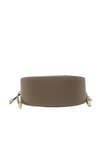 Hnědý kožený pás s hladkou strukturou, vybavený zlatým kováním a jemným prošíváním podél okrajů, upevněný pomocí nastavitelných popruhů.