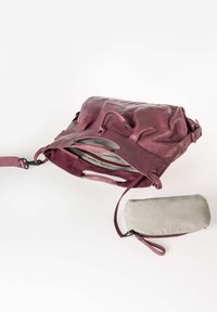 Borsa in pelle di prugna tenue con un design morbidamente strutturato. Presenta una tracolla staccabile, tasche interne con zip e una piccola busta in tessuto a righe.