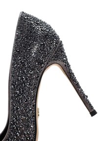 Décolleté nera con tacco alto adornata con strass neri, dotata di punta affusolata, silhouette elegante e texture riflettente.