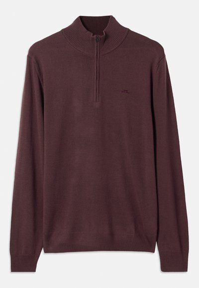 Pull en tricot marron à manches longues avec un col zippé mi-hauteur et des bords-côtes aux poignets et à l'ourlet, présenté sur un fond blanc.