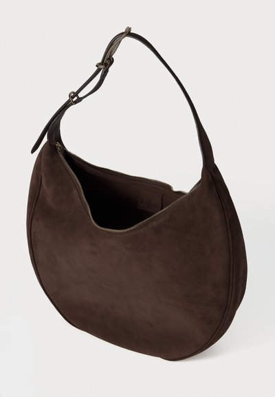 Borsa a spalla in suede marrone con silhouette curva, chiusura con cerniera superiore e una singola tracolla regolabile. Texture liscia, design minimalista.