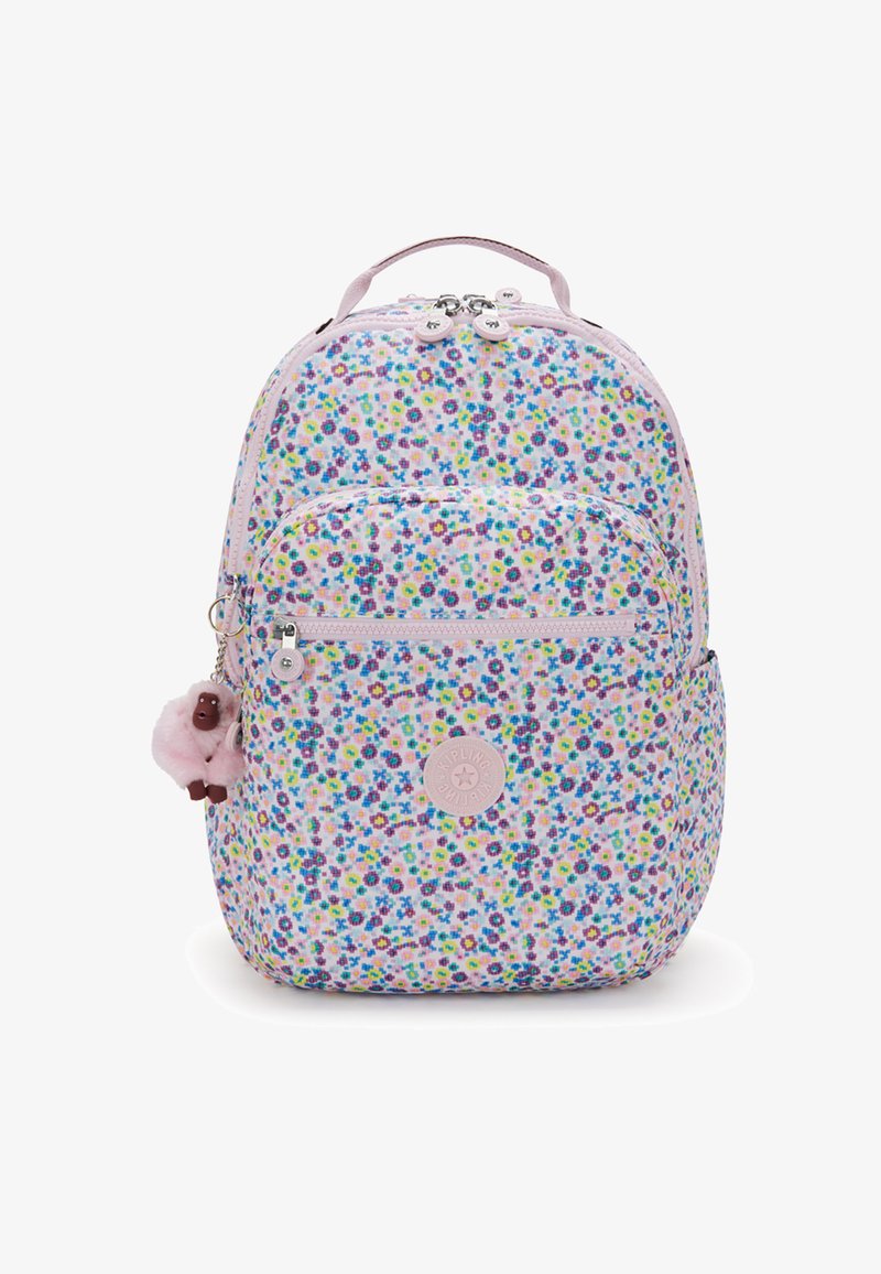Mochila con estampado floral en tonos rosa y azul, que cuenta con un bolsillo delantero con cremallera, compartimento principal y un llavero de peluche de animal adjunto.