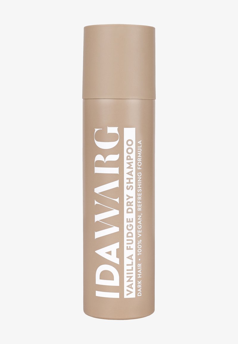 Beige spraykanne for tørrsjampo, merket "Idawarg Vanilla Fudge," med hvit tekst. Kompakt design, 100% vegansk formel for mørkt hår.