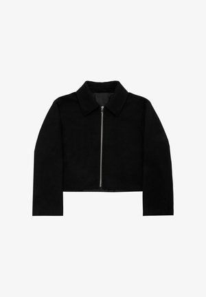 Schwarze, taillierte Jacke mit Kragen, aus weichem Stoff. Mit einem Reißverschluss vorne und langen Ärmeln. Schlichtes Design, ohne Muster.