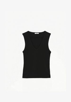 Top negro sin mangas con escote en V, ajustado, con una pequeña etiqueta blanca de la marca cerca del dobladillo inferior sobre un fondo blanco.