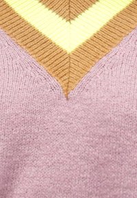 Kötött pulóver V-alakú mintával, világoslila, barna és sárga csíkokkal. Puha tapintású, bordázott kivitel és színblokkoló részletek.
