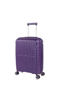Maleta dura morada con diseño acanalado, mango telescópico plateado, cuatro ruedas multidireccionales y logo de marca en la parte frontal.