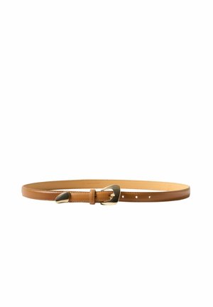 Cintura sottile in pelle marrone con fibbia e punta in metallo, mostrata piatta con cinque fori di regolazione su sfondo bianco.
