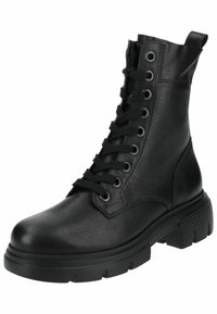 Botines negros con cordones hechos de cuero texturizado, que cuentan con una suela de goma gruesa, ojales de metal y una tira de agarre en la parte posterior.