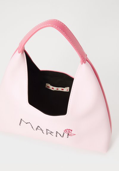 Rosa lærveske med en buet form, som har et kontrastfarget rosa håndtak, åpen topp og brodert "MARNI"-logo på fronten.