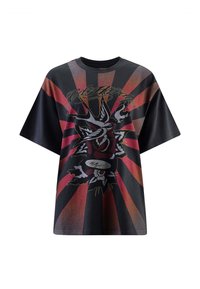 Zwart oversized t-shirt met een rood en zwart gestreepte achtergrond, met een centrale grafiek van een roos en zwaluwen, verfraaid met zilveren details.