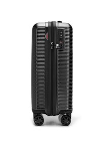 Czarna walizka z twardą skorupą z pionowymi żłobieniami, podwójnym zamkiem błyskawicznym zabezpieczonym zamkiem szyfrowym oraz czterema obrotowymi kółkami.