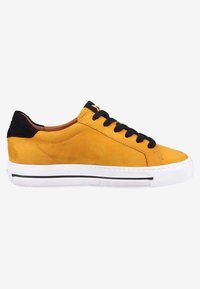 Baskets en daim jaune avec accents noirs, bout arrondi, semelle en caoutchouc blanche et lacets noirs. Présente des détails cousus et une finition texturée.