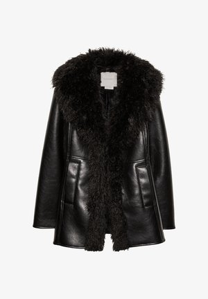 Schwarzer Leder-Mantel mit einem strukturierten, flauschigen Kragen und vorderen Taschen, gestaltet mit einer glatten Oberfläche und offenem vorne.