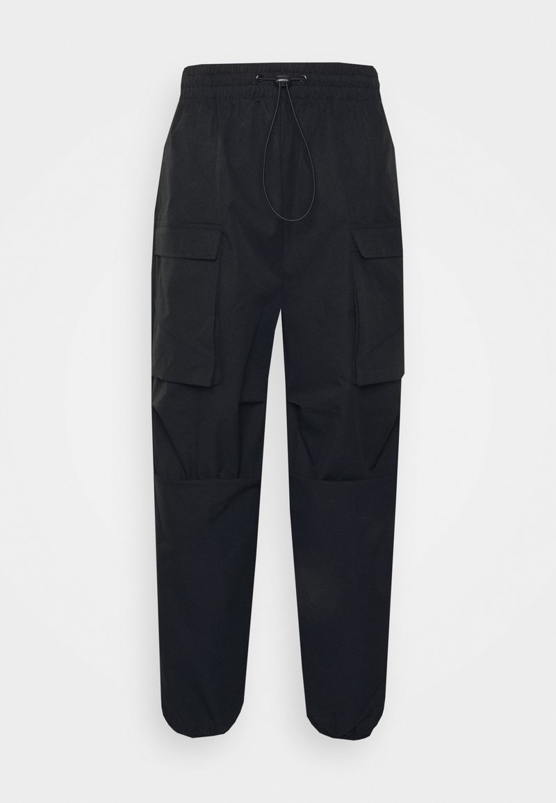 Schwarze Cargo-Hosen verfügen über einen elastischen Taillenbund mit Kordelzug, mehrere Seitentaschen und schmal zulaufende Beine mit elastischen Bündchen.