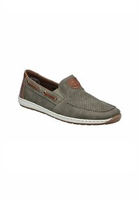 Herren Slipper aus olivgrünem Wildleder mit perforiertem Obermaterial, braunen Lederelementen, weißer Sohle und kontrastierenden Stickdetails.