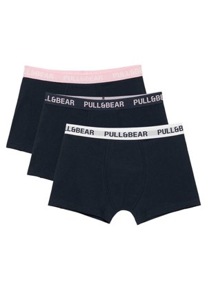 Trzy czarne bokserki ułożone w stos, każda z innym kolorem elastycznego paska w różowym, ciemnoszarym i białym, wszystkie marki "PULL&BEAR."