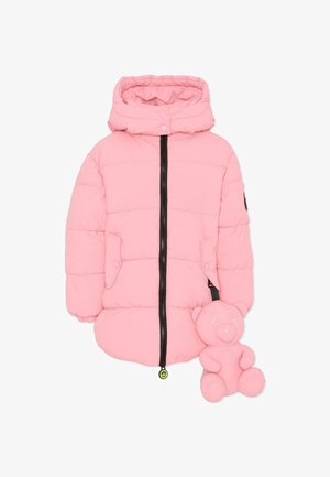 Doudoune rose avec capuche, dotée d'une fermeture éclair et de boutons noirs, deux poches avant, et un porte-clés ours rose amovible attaché.