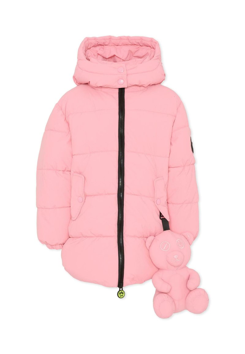 Różowa puchowa kurtka z kapturem, wyposażona w czarny zamek błyskawiczny i guziki, dwie przednie kieszenie oraz odpinany różowy brelok w kształcie misia.